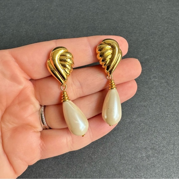 Vintage Gold Tone Pearl Teardrop Earrings Clip On Wedding Bridal Classic Elegant - Picture 2 of 8